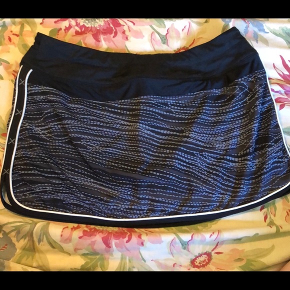 ATHLETA Size 8 Skort Black Gray Dashed Lines Graphic Abstract StayPut Leg TENNIS - Picture 1 of 14